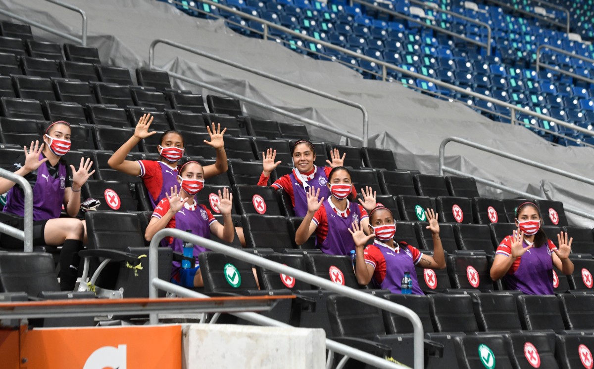 Jugadoras de Chivas en el Estadio BBVA durante el encuentro ante Rayadas de la J9. Foto: Imago7
