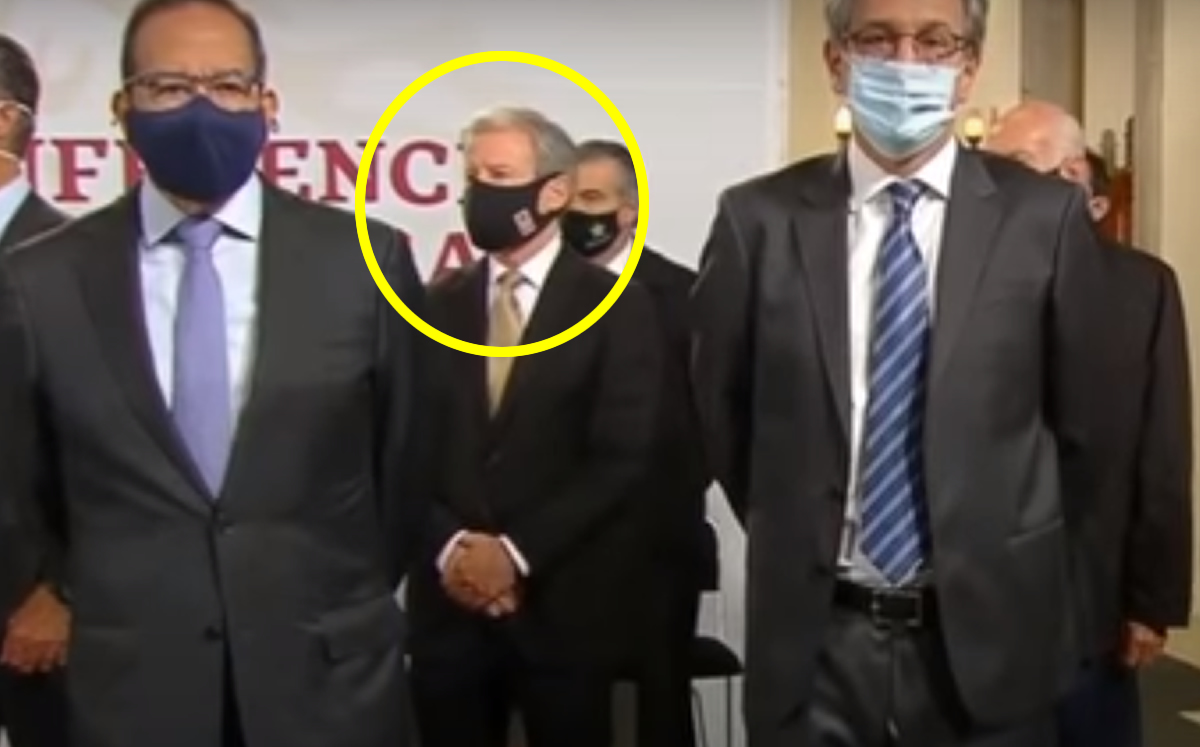 En la mañanera de AMLO, Zambrano lució el cubrebocas felino. (Foto: captura de video @_VicenteSerrano)