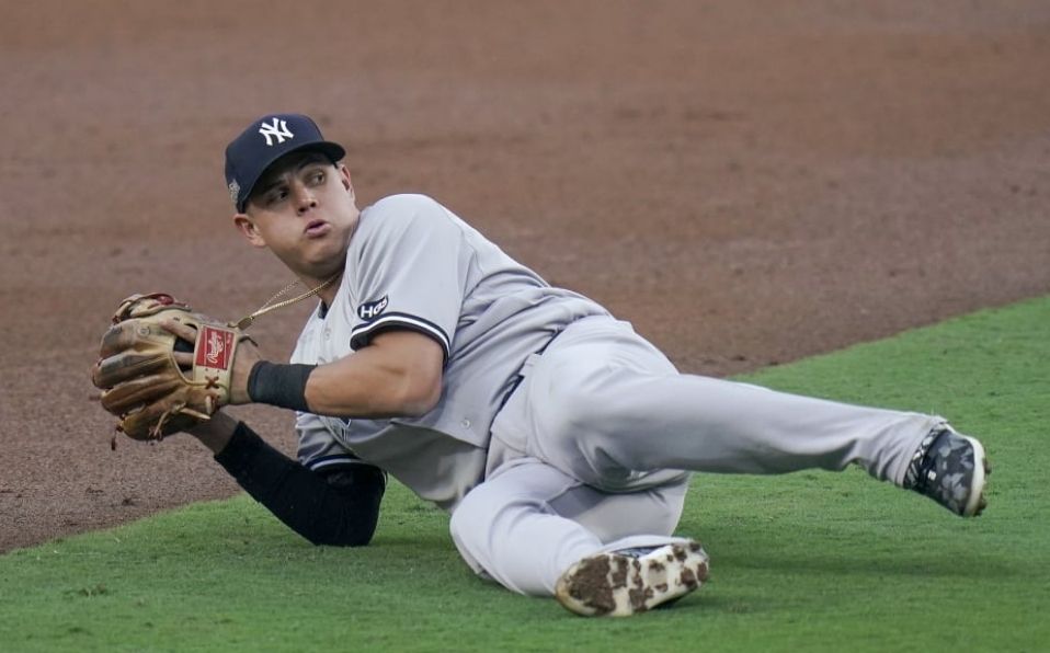 Urshela hizo un tiro recostado sobre el césped en la segunda jugada. (Foto: MLB.com)