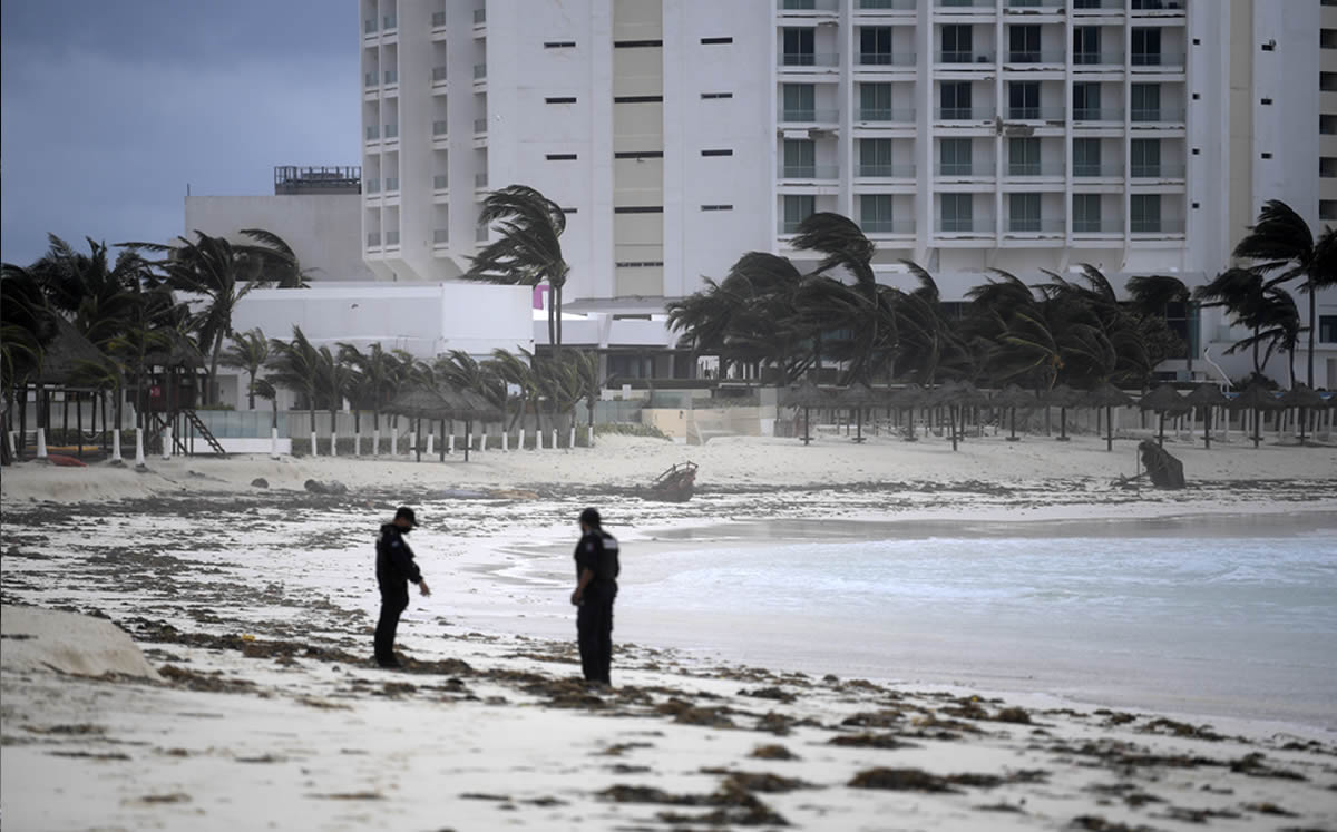Las autoridades revisando la playa. (AFP)