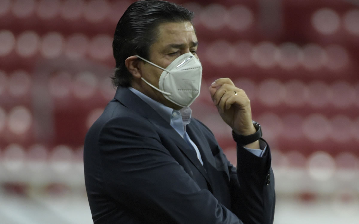 Luis Fernando Tena dejó Chivas en la J3. (Imago 7)