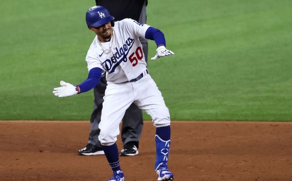 Mookie Betts fue parte importante del rally de la sexta entrada. (Foto: MLB.com)