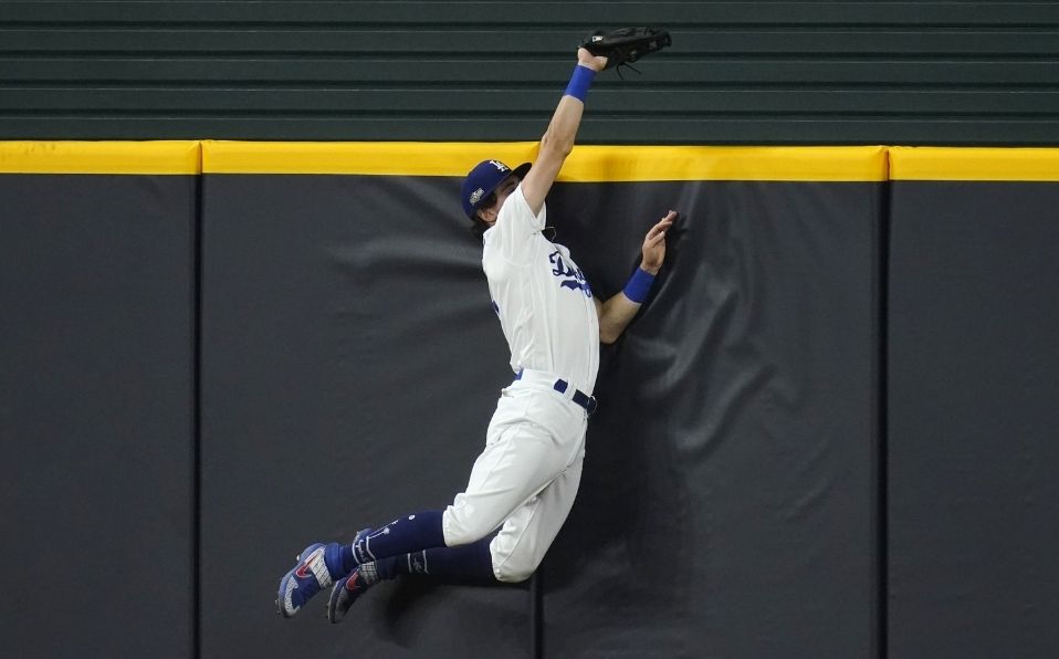 Cody Bellinger hizo la atrapada del juego para negarle la ventaja a los Padres. (Foto: AP)