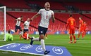 Conor Coady festeja su tanto ante el cuadro de Gales. FOTO: AFP.