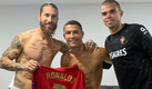 Cristiano le regaló una playera a SR4, con quien ganó cuatro Champions en Madrid. (Foto del IG Oficial @SergioRamos)