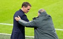 Frank de Boer, saluda al Tata Martino durante el duelo. FOTO: Imago7.