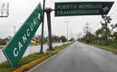 Fuertes ráfagas de viento, lluvia, postes y árboles caídos dejó el huracán Delta en Cancún. (AFP)