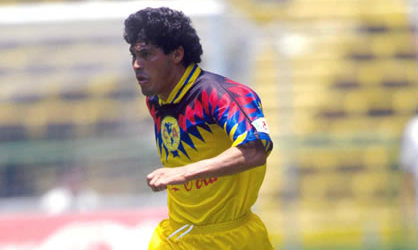 Juan Hernández se destacó por su férrea marca por la banda derecha azulcrema; logró dos campeonatos con las Águilas. Foto: Mexsport.