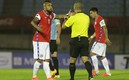 Arturo Vidal recriminó al silbante durante el duelo ante los charrúas. FOTO: AFP.