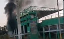 El incendio en el estadio, el cual ya fue controlado. (@maggyvillan)