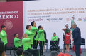 Los atletas paralímpicos reciben la bandera de manos del presidente López Obrador. @Conade