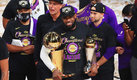 LeBron James sostiene el Trofeo Larry O'Brien de campeón y el de Jugador Más Valioso de las Finales 2020. (AFP)