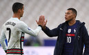 Cristiano tuvo contacto con varios jugadores. (AFP)