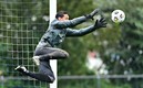 Rodolfo Cota vuela para alcanzar un balón en el entrenamiento del Tri en Holanda; el arquero es titular contra Argelia. Foto: Imago7
