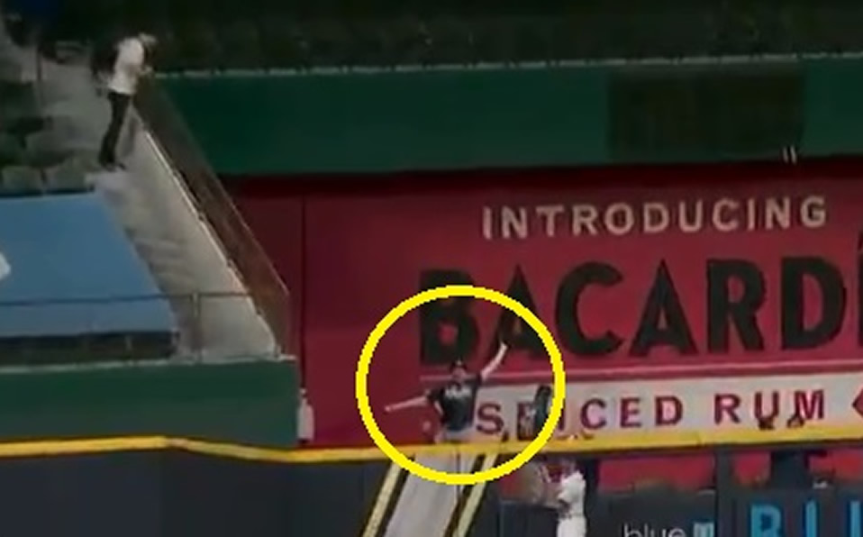 [VIDEO] Mientras calentaba, cerrador de Bravos atrapa HR