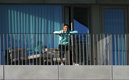 Cristiano Ronaldo apareció en la terraza de su habitación. (Foto: AFP)