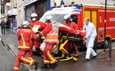 Les heridos cerca de la antigua sede de la revista Charlie Hebdo fueron trasladados al hospital. Foto: AFP