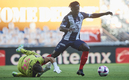 Aké Loba es quien comete la falta al pisar a Vikonis. (Foto: Mexsport)