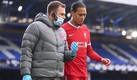 El central holandés al momento de salir del campo tras la lesión ante Everton. Foto AFP