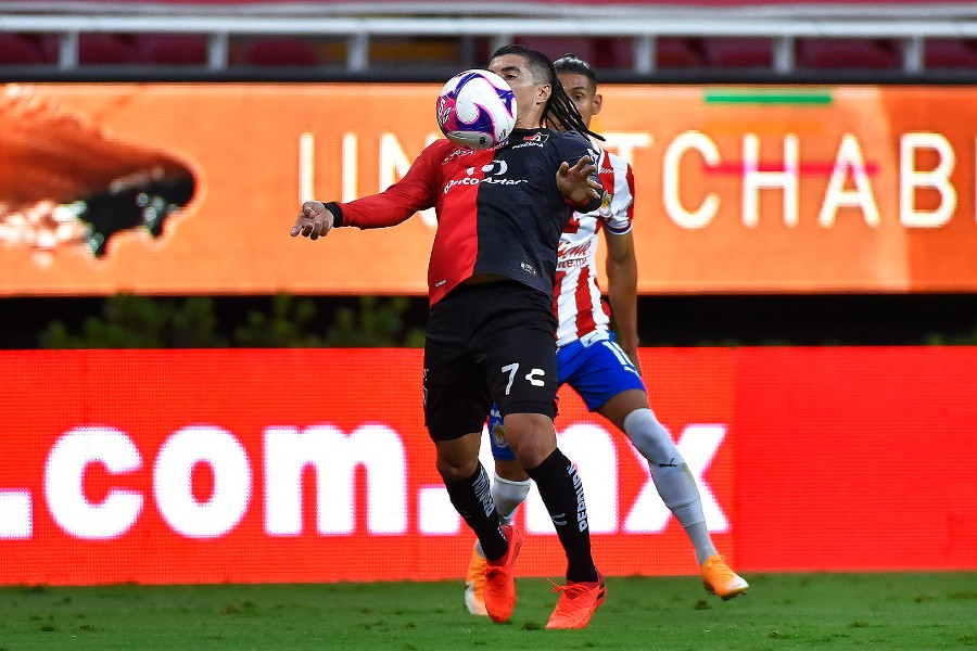 Malcorra controla un balón en el duelo ante Chivas. FOTO: Imago7.