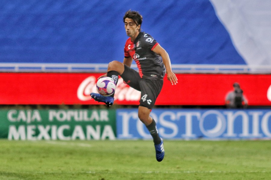 José Abella controla esférico durante el partido en el Akron. FOTO: Imago7.