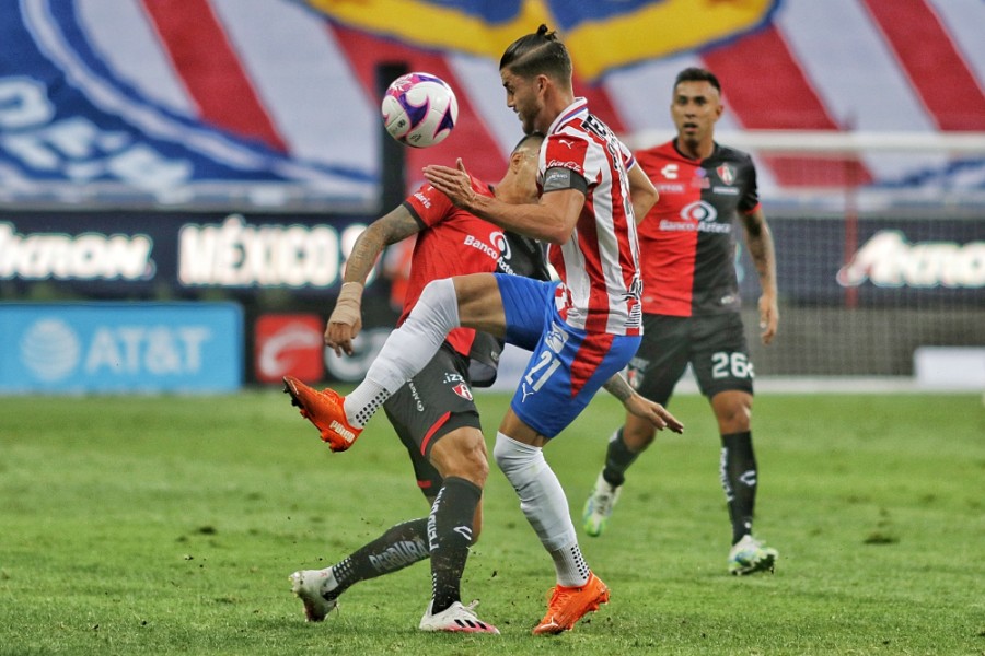 Hiram Mier sofoca un ataque de los rojunegros. FOTO: Imago7.