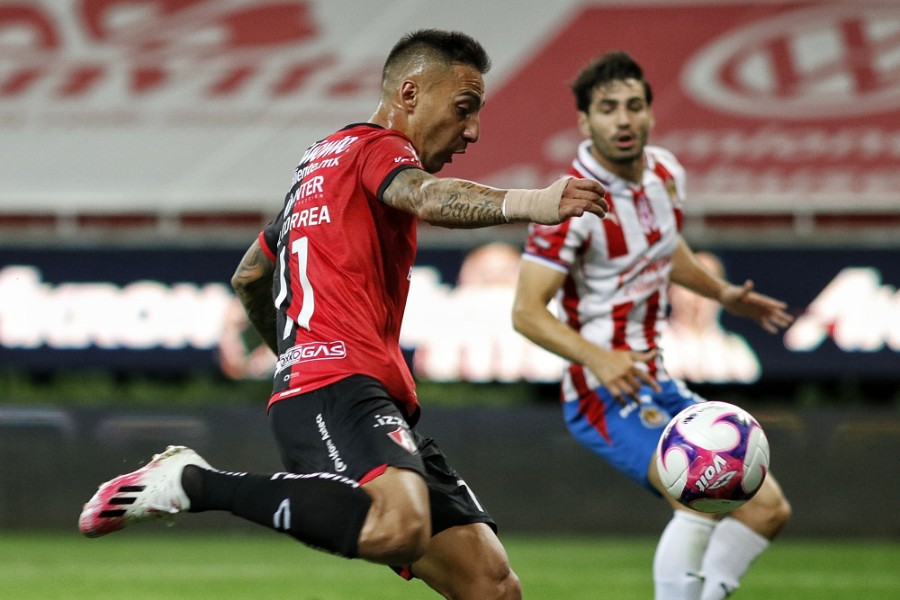 Marcelo Correa intenta un disparo ante Chivas. FOTO: Imago7.