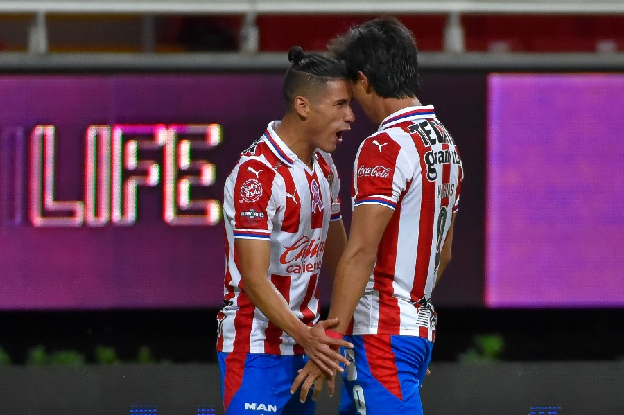 Antuna y Macías festejan su anotación ante Atlas. FOTO: Imago7.