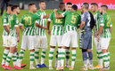 Los jugadores del Betis, molestos tras la derrota (AFP)