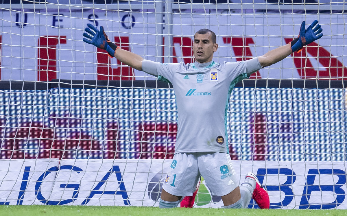 Nahuel se puso de rodillas cuando el Cabecita iba a cobrar el penal. (Foto: Mexsport)