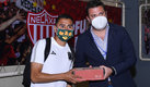 Al llegar al Victoria, los jugadores de León repartieron los zapatos a la cúpula necaxista. (Imago7)