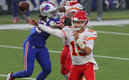Mahomes se mostró sólido en la casa de los Bills (AFP)