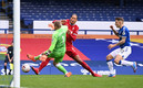 Virgil Van Dijk salió lesionado al minuto 7 contra el Everton. (FOTO: AP)