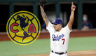Julio Urías es aficionado del América y tiene foto con Miguel Herrera. (AFP)