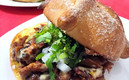 ¿Con limón y salsa? Este es el pan de muerto al pastor que sirven en Campeche. (@ElRingTaquero)