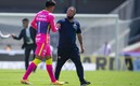 Andrés Lillini celebra junto con Talavera un triunfo de Pumas. FOTO: Mexsport.
