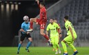 Héctor Herrera observa cómo controla el balón Lewandowski, HH falló en un gol del Bayern. Foto: AFP