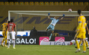 Palos no pudo hacer nada por ese balón, pero el travesaño salvó a su equipo. (Foto: Mexsport)