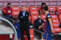 El técnico holandés se fue sumamente molesto por la marcación del videoarbitraje. Foto: AFP