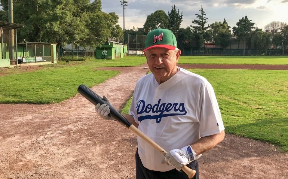 AMLO se decantó por los Dodgers como ganadores de la Serie Mundial. (Foto: @lopezobrador_)