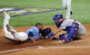 El dominicano llegó tendido, pero lo fulminó Austin Barnes (AFP)