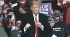Donald Trump sale bailando en el video.