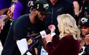 LeBron James celebra el título de Los Angeles Lakers con Jeanie Buss, propietaria del equipo de la NBA. Foto: AFP
