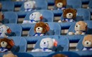 Estos fueron los osos de peluche que puso el club Heerenveen en las butacas. Foto: AFP
