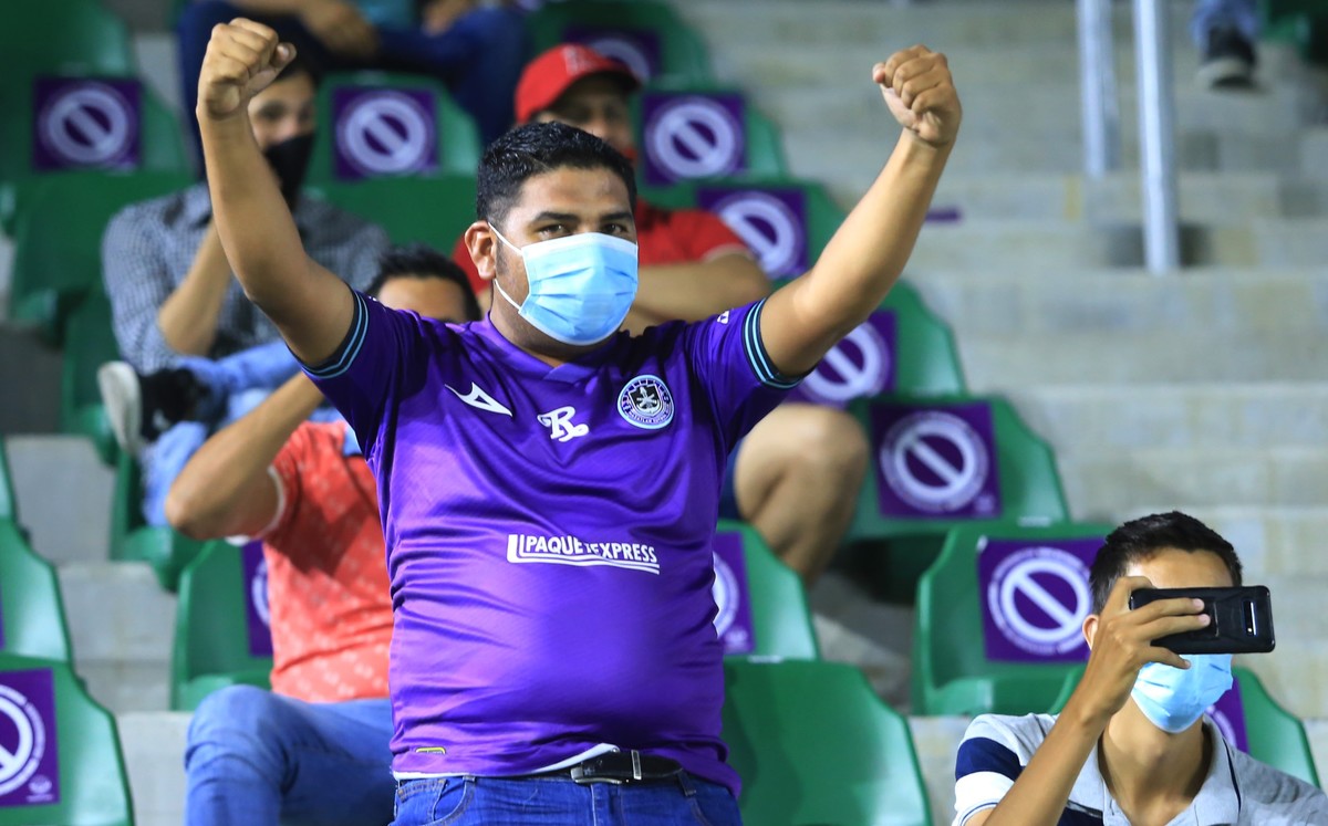 El juego entre Mazatlán y Rayados de la Jornada 15 tuvo afición en las tribunas del Kraken pese a pandemia. Foto: Imago7