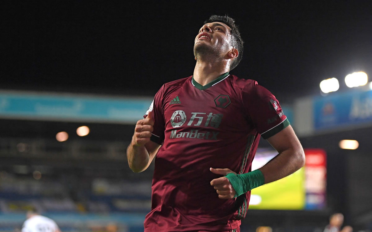 Raúl Jiménez salió molesto ante Newcastle. (Foto: AFP)