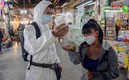 En la Central Abasto personal de salud acudió a repartir gel antibacterial. Foto: AFP