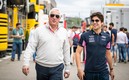 Lawrence Stroll, junto a su hijo, el piloto Lance Stroll. Ambos dieron positivo a covid-19. Foto: AFP
