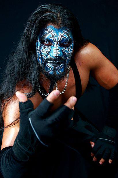 Dark Ozz es de los miembros fundadores de la Dark Family, un grupo de cuatro luchadores en AAA.