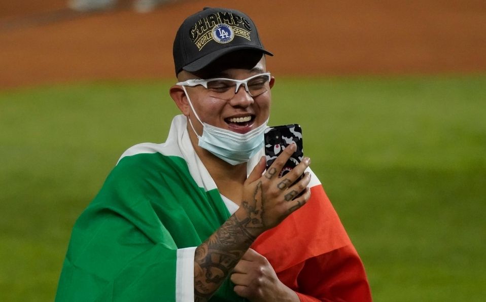 Urías consiguió triunfos como relevo y abridor. (Foto: @MLB_Mexico)